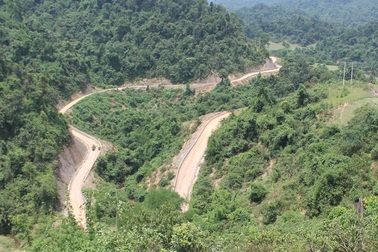 Gian nan đường vào bản “ngủ ngồi”