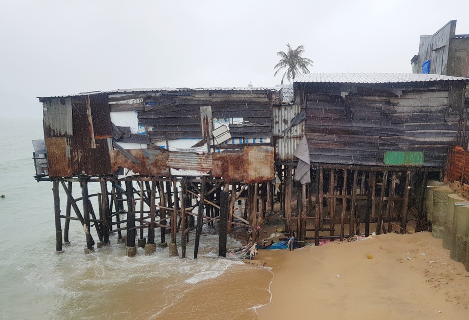 Nhà dân bị sóng đánh hở hàm ếch, nhiều người lo lắng sơ tán - 4 Nhà dân bị sóng đánh hở hàm ếch, nhiều người lo lắng sơ tán - 4
