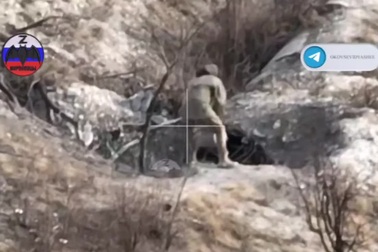 Bính sĩ Nga ném ba lô đầy mìn chống tăng vào hầm ngầm, loại bỏ lính Ukraine