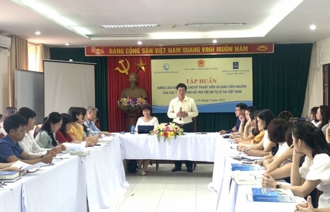 Đại diện Quỹ Bảo trợ trẻ em Việt Nam chia sẻ tại buổi tập huấn.