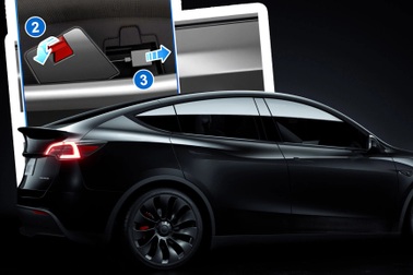 Xe hết pin đột ngột, cha mẹ phải đập cửa kính để cứu con mắc kẹt bên trong