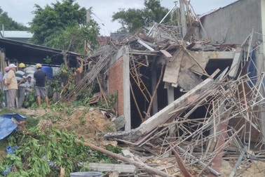 Sập giàn giáo công trình, 1 người chết, 4 người bị thương