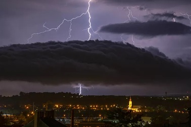 Tìm ra cách điều khiển sét bằng tia laser?