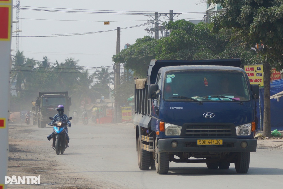 Thuê mặt bằng 20 triệu đồng, người dân tưới đường, lau nhà liên tục vì bụi - 6 Thuê mặt bằng 20 triệu đồng, người dân tưới đường, lau nhà liên tục vì bụi - 6