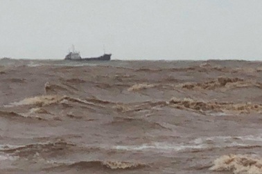 Quảng Trị: Vẫn còn 8 thuyền viên trên tàu mắc cạn ngoài biển