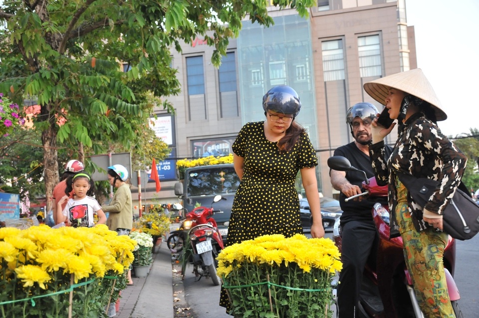 Người dân Cần Thơ hối hả đưa nàng xuân về nhà đón Tết - 2 Người dân Cần Thơ hối hả đưa nàng xuân về nhà đón Tết - 2