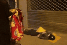 Cô gái 9X nhận triệu view vì hành động "ấm lòng" với người vô gia cư