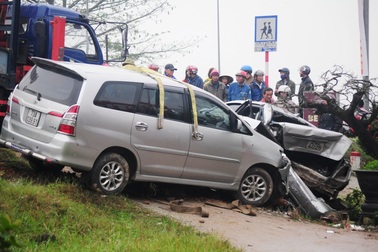 Ô tô chở người đi khám bệnh tông nát bét xe taxi