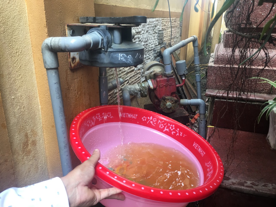 Nước từ đường ống nước sạch bị vỡ phun lên... đen ngòm! - 3 Nước từ đường ống nước sạch bị vỡ phun lên... đen ngòm! - 3