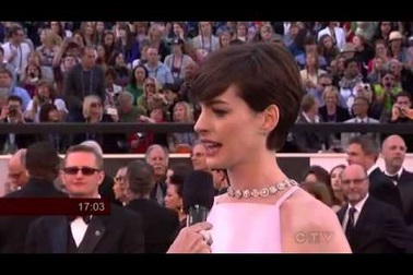 Chris Evans và Anne Hathaway nổi bật trên thảm đỏ