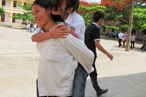 Mẹ cõng con đi thi suốt 3 ngày