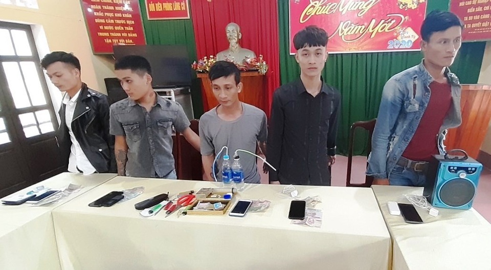Lập hội đến căn nhà hoang đêm giao thừa để chơi ma túy - 1 Lập hội đến căn nhà hoang đêm giao thừa để chơi ma túy - 1