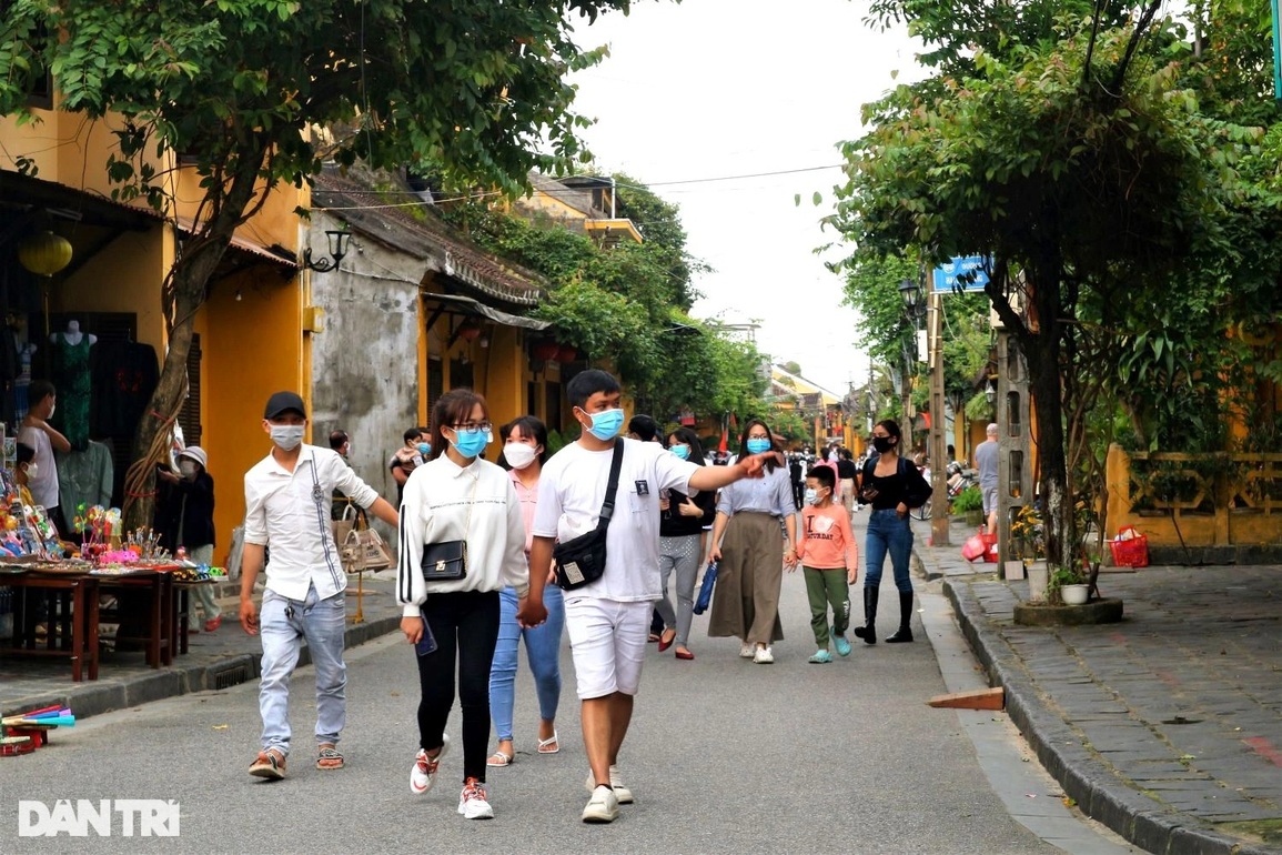 Du khách tấp nập đến phố cổ Hội An vui chơi ngày đầu nghỉ Tết Dương lịch - 3