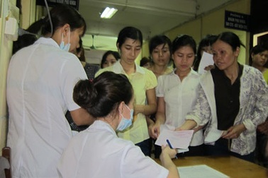 Bộ trưởng Bộ Y tế: Người bệnh vào viện không phải “bôi trơn”