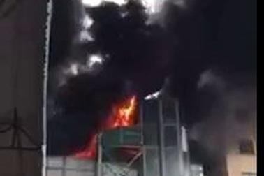 Cháy ngùn ngụt tại bể bơi nằm trên tòa nhà 4 tầng, giữa khu chung cư Xa La