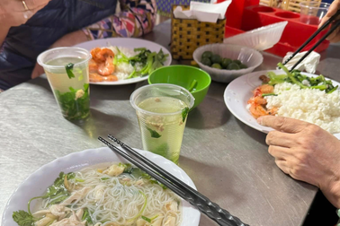 Tranh cãi suất cơm bụi "toàn cơm trắng" 70.000 đồng ở cổng viện Bạch Mai