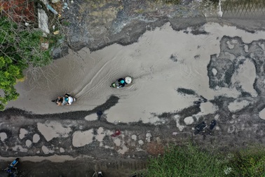 Con đường có hàng trăm ổ gà, "hố bom" khiến người dân ngao ngán ở TPHCM