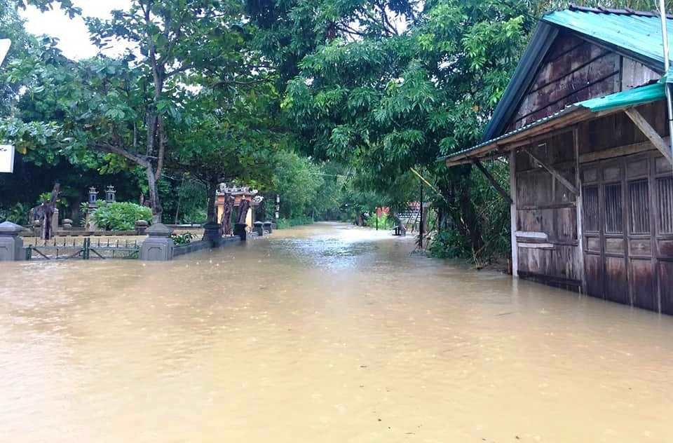 “Rốn” lũ Phong Điền nước dâng nhanh, ngập đến nửa nhà dân - 12 “Rốn” lũ Phong Điền nước dâng nhanh, ngập đến nửa nhà dân - 12