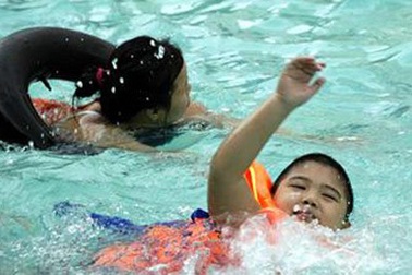 Học sinh học bơi "trên giấy" đến khi nào? 