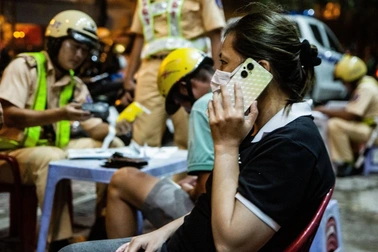 Gọi điện nhờ can thiệp bất thành, "ma men" ở TPHCM phải ký biên bản