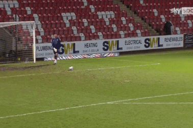 Ngỡ ngàng với siêu phẩm từ hơn 100 mét của... thủ môn