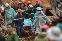 Nạn nhân thứ 4 trong vụ sạt lở đèo Bảo Lộc được đưa ra ngoài