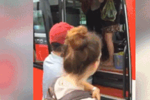 Nha Trang: Du khách nước ngoài tố bị phụ xe ném đồ, đuổi xuống giữa đường