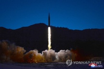 Ông Kim Jong-un thị sát phóng tên lửa siêu vượt âm