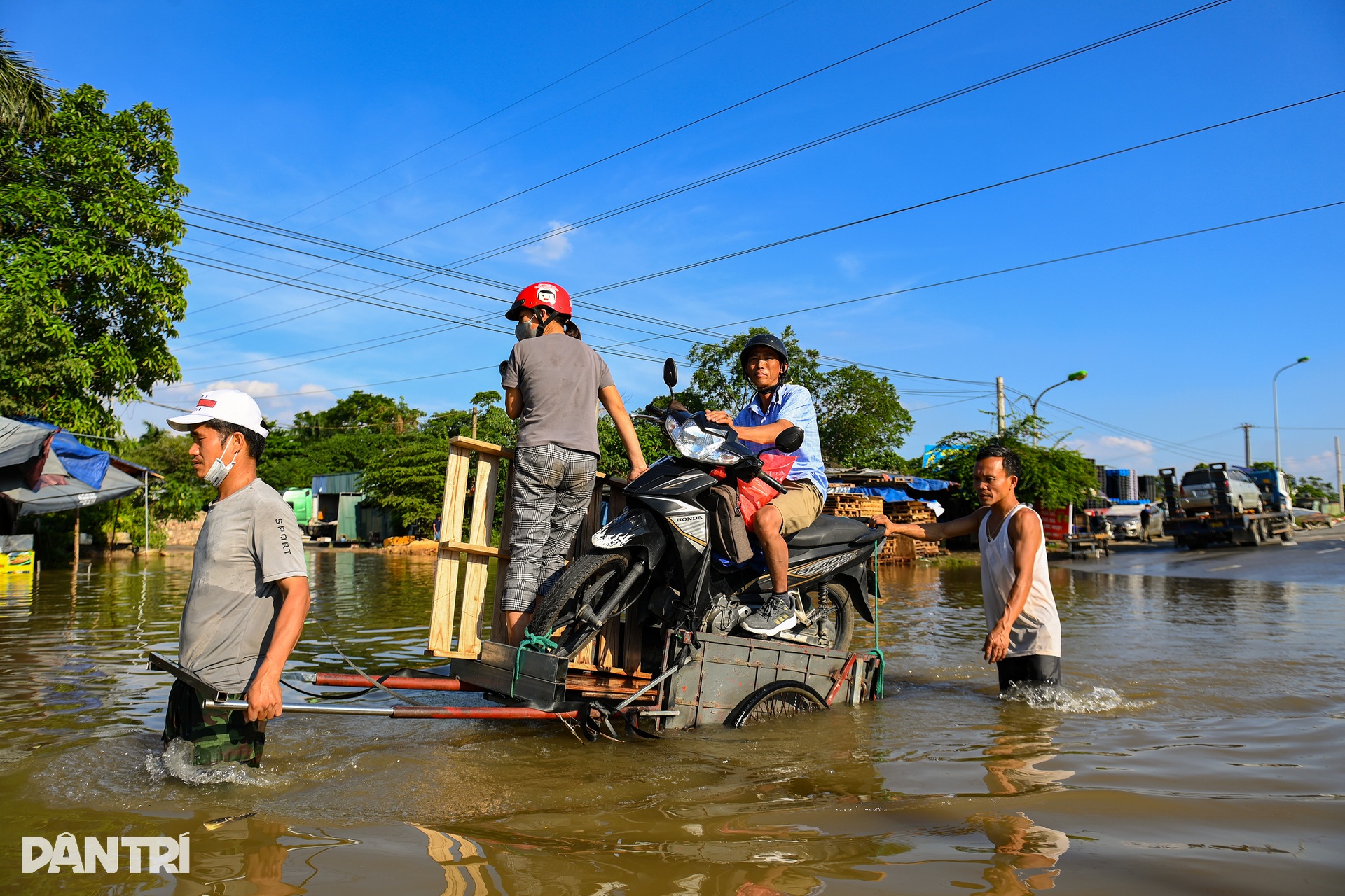 Hơn 100 giờ mất điện, không nước sạch ở xóm ngập giữa Hà Nội sau mưa lớn - 2