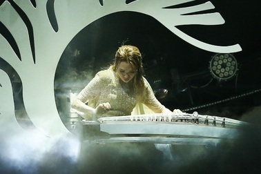 Mỹ Tâm lần đầu trổ tài đánh đàn tranh trên sân khấu