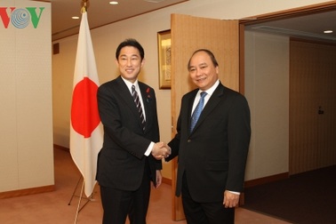Phó Thủ tướng Nguyễn Xuân Phúc gặp Thủ tướng Nhật Bản