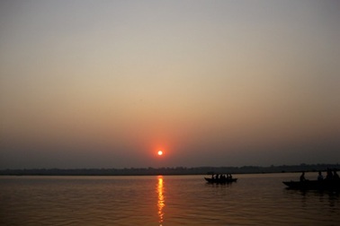 Đến Ấn Độ, ngắm bình minh trên sông Hằng