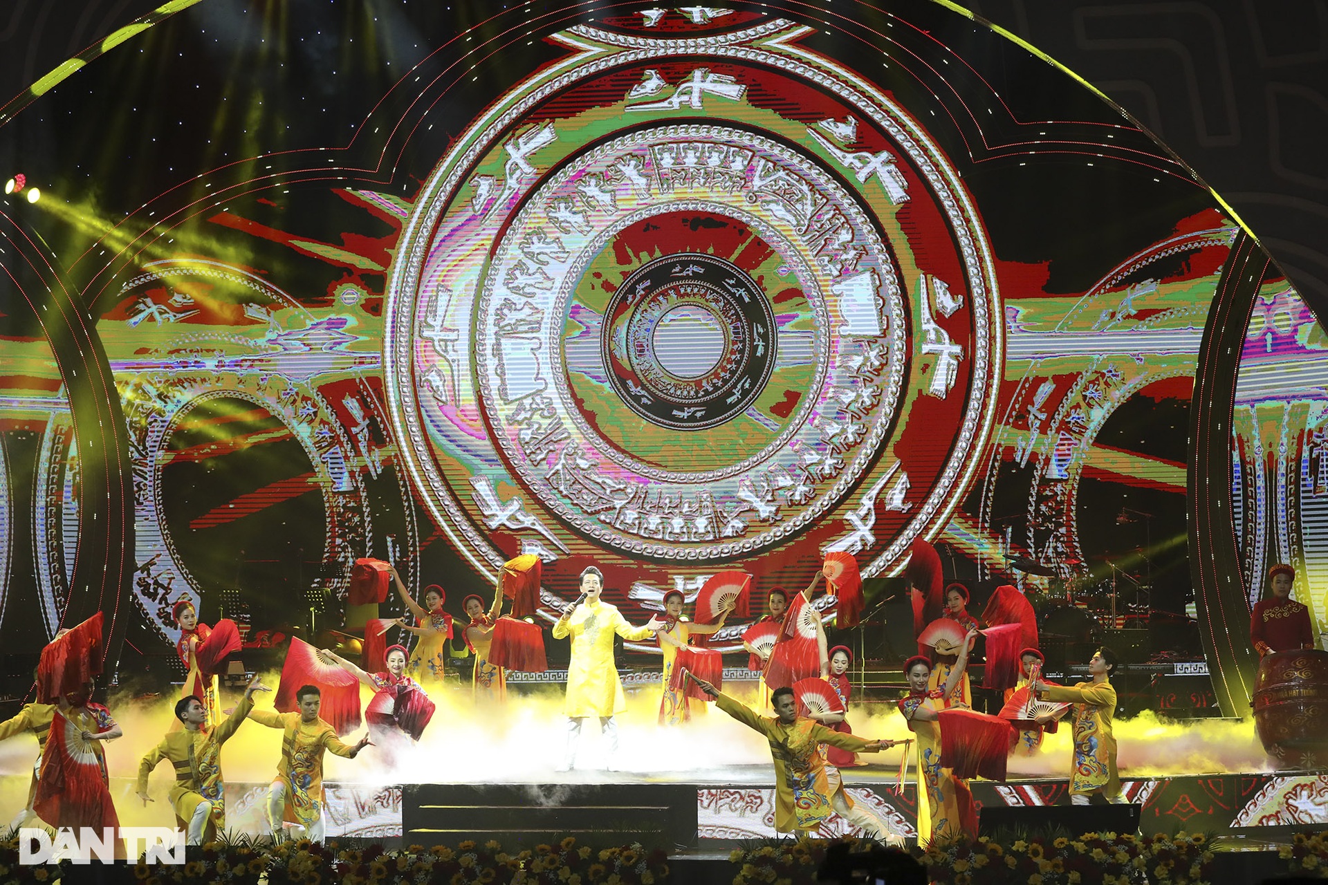 Chủ tịch nước Nguyễn Xuân Phúc đánh trống khai hội Xuân quê hương - 10 Chủ tịch nước Nguyễn Xuân Phúc đánh trống khai hội Xuân quê hương - 10