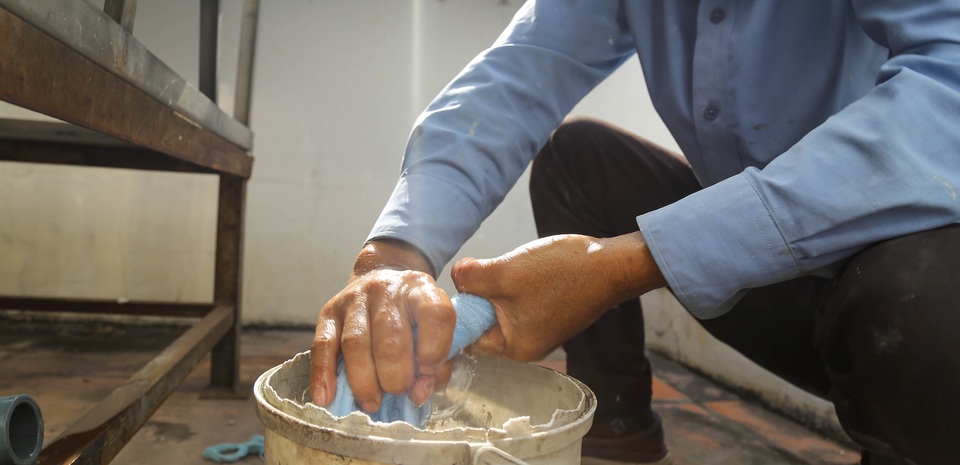 Thợ lau kính cao ốc kiếm bạc triệu mỗi ngày giáp Tết - 6 Thợ lau kính cao ốc kiếm bạc triệu mỗi ngày giáp Tết - 6