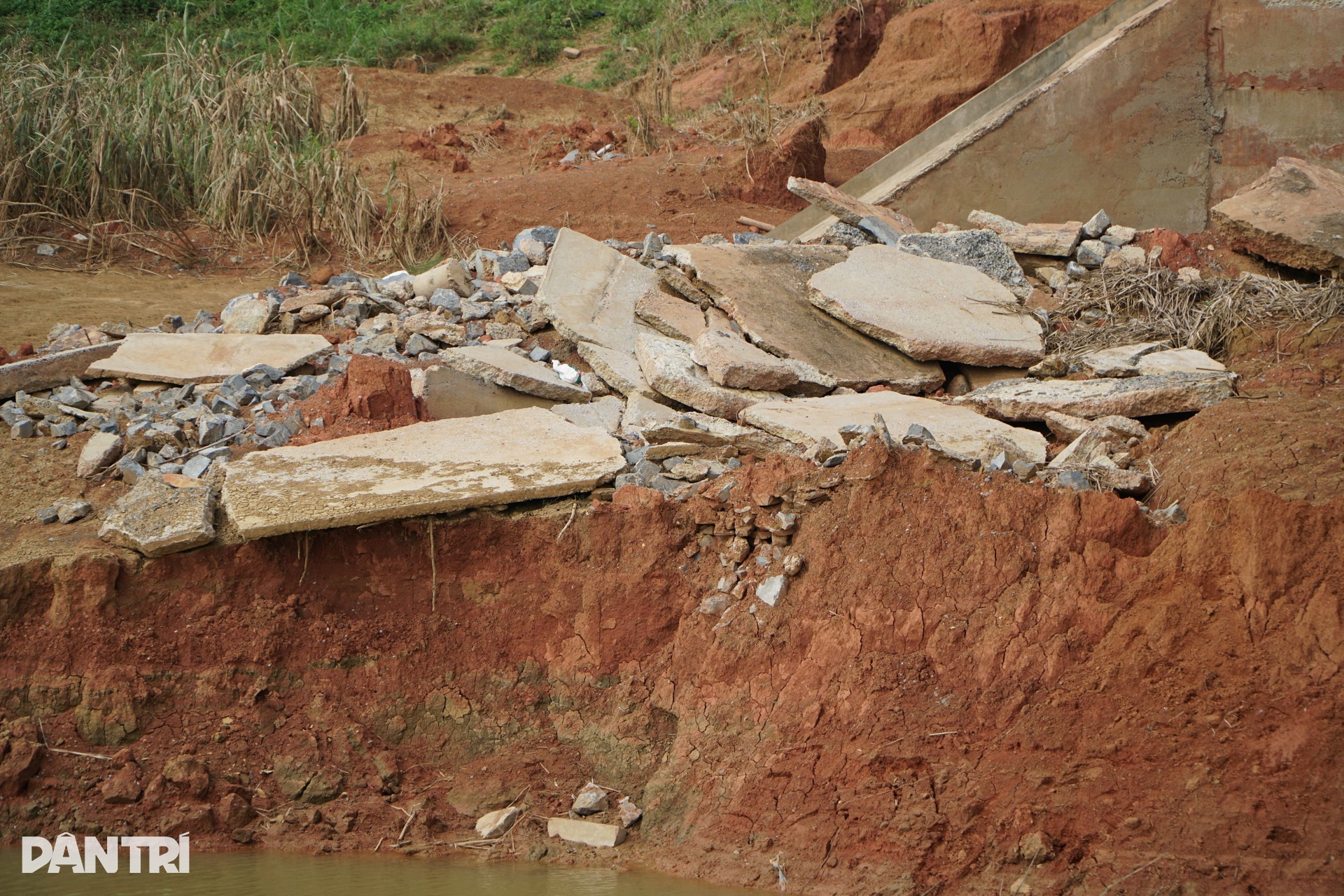 Cầu sập sau bão, dân dựng cầu khỉ để qua lại, học sinh đi vòng hơn 10km - 8 Cầu sập sau bão, dân dựng cầu khỉ để qua lại, học sinh đi vòng hơn 10km - 8