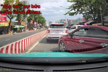 Cô gái hạ kính xin lỗi sau khi chen ngang để giành đường