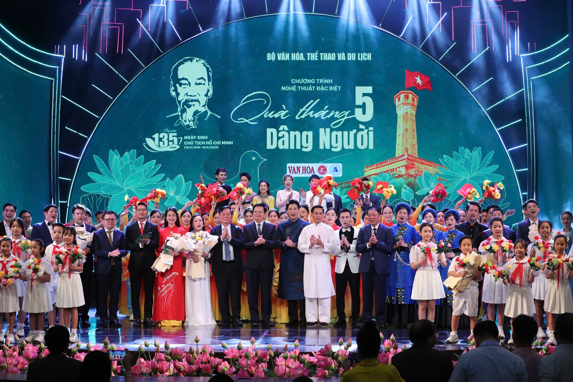 Xúc động chương trình nghệ thuật Quà tháng 5 dâng Người - 10 Xúc động chương trình nghệ thuật Quà tháng 5 dâng Người - 10