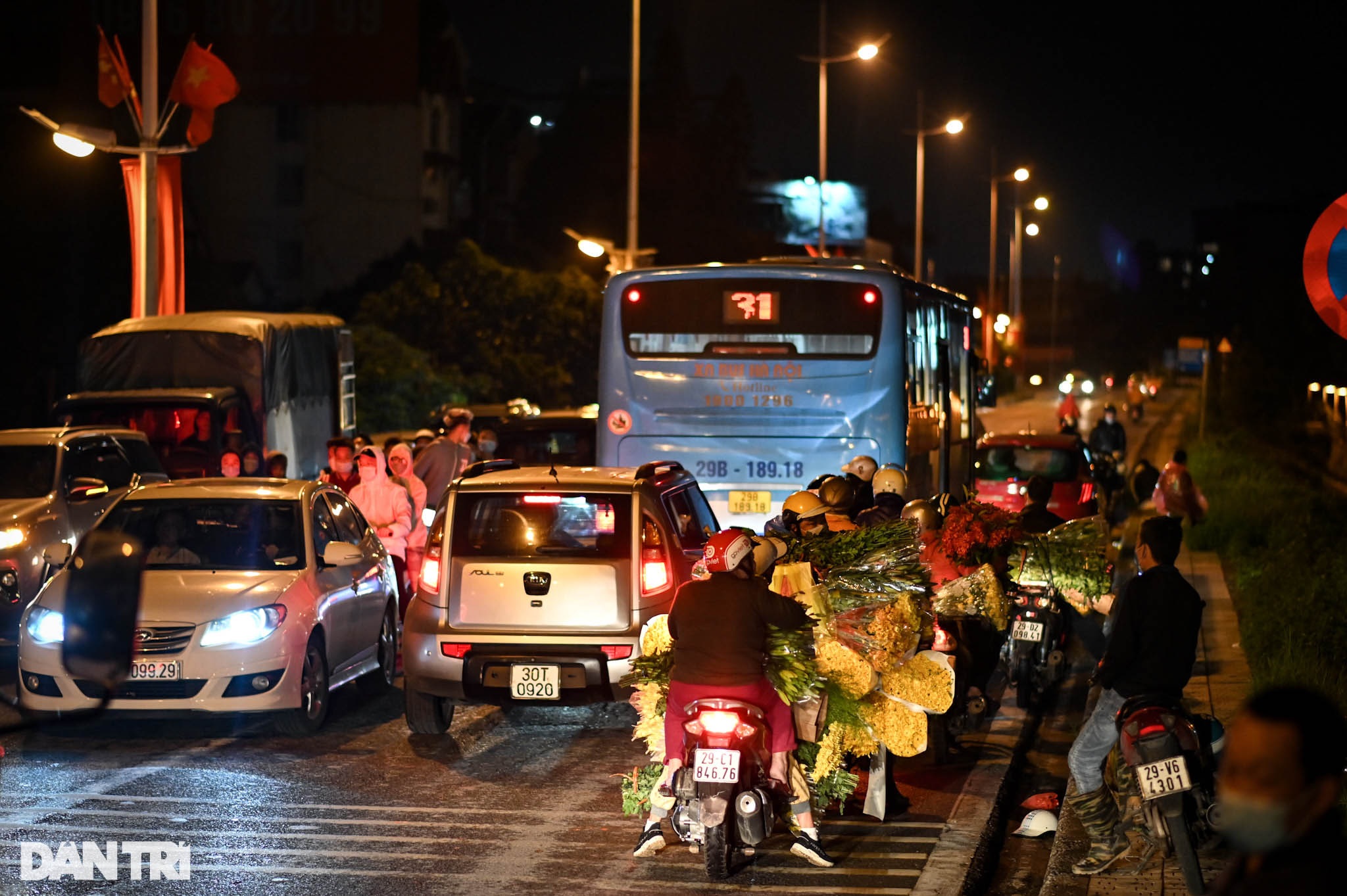 Đêm không ngủ tại chợ hoa lớn nhất Hà Nội trước ngày Phụ nữ Việt Nam 20/10 - 2 Đêm không ngủ tại chợ hoa lớn nhất Hà Nội trước ngày Phụ nữ Việt Nam 20/10 - 2