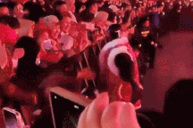 Khoảnh khắc robot hình người lao vào "tấn công" đám đông gây tranh cãi