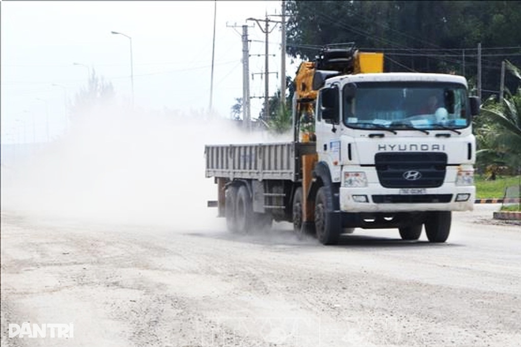 Quốc lộ xuống cấp do tưới nước chống bụi? - 2