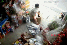 Kinh hoàng khoảnh khắc xe bán tải mất lái, lao vào nhà dân ven đường