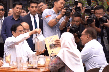 Thủ tướng Phạm Minh Chính dạo phố sách, dùng cà phê cùng thủ tướng Malaysia