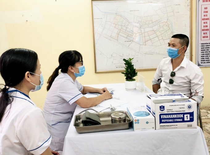 .Cán bộ y tế khám, tư vấn, chăm sóc, trang bị kiến thức phòng, chống lây nhiễm HIV/AIDS, cho người ma túy tại xã Tam hiệp, huyện Thanh Trì.