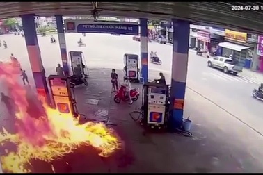 Clip người đàn ông đốt cây xăng ở Nha Trang