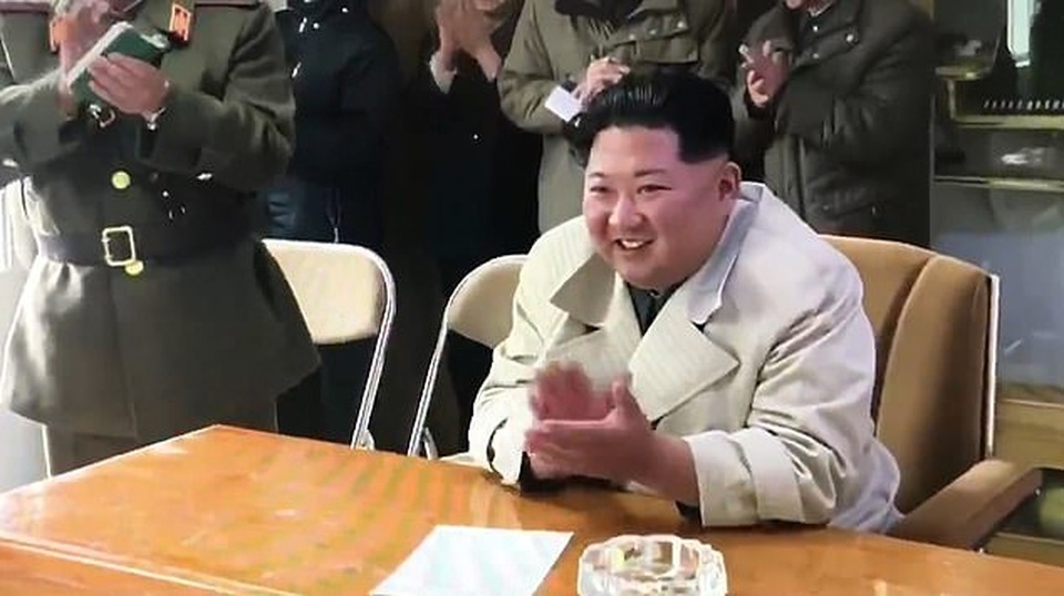 Nữ quân nhân Triều Tiên bật khóc khi trình diễn trước ông Kim Jong-un - 2 Nữ quân nhân Triều Tiên bật khóc khi trình diễn trước ông Kim Jong-un - 2