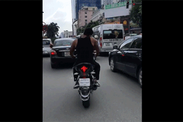 Lí do để thanh niên ngang nhiên đi xe máy không cần mũ bảo hiểm