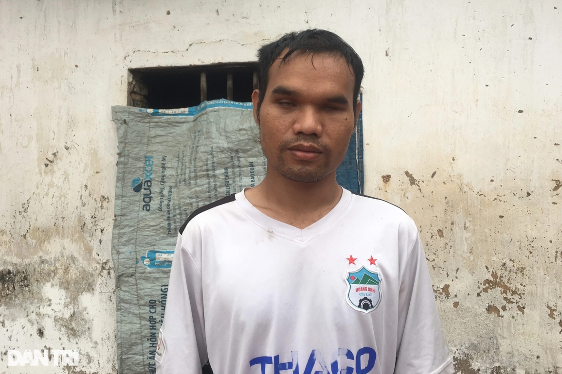 Bố mù, mẹ mắc bệnh xương thủy tinh, thương bé 7 tuổi đói cơm rách áo - 2 Bố mù, mẹ mắc bệnh xương thủy tinh, thương bé 7 tuổi đói cơm rách áo - 2