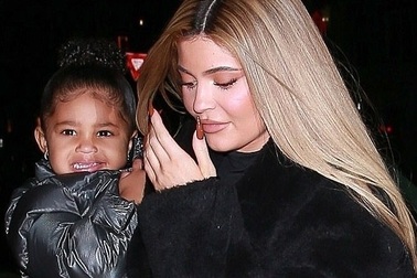 Kylie Jenner sành điệu bế con ra phố