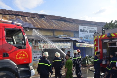 Cháy cả dãy nhà trên đường Bến Bình Đông, một người mất tích