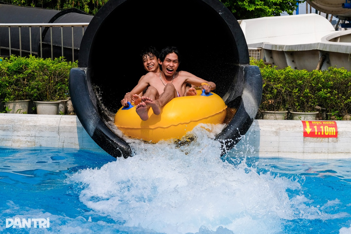 Người Hà Nội đổ xô tới công viên nước giải nhiệt cơn nóng bức đầu hè - 5 Người Hà Nội đổ xô tới công viên nước giải nhiệt cơn nóng bức đầu hè - 5